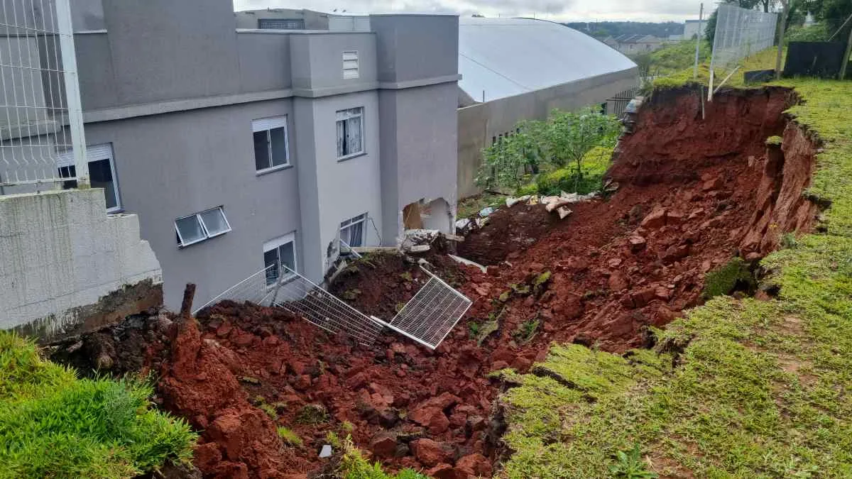 Condomínio tem quatro blocos interditados após desmoronamento