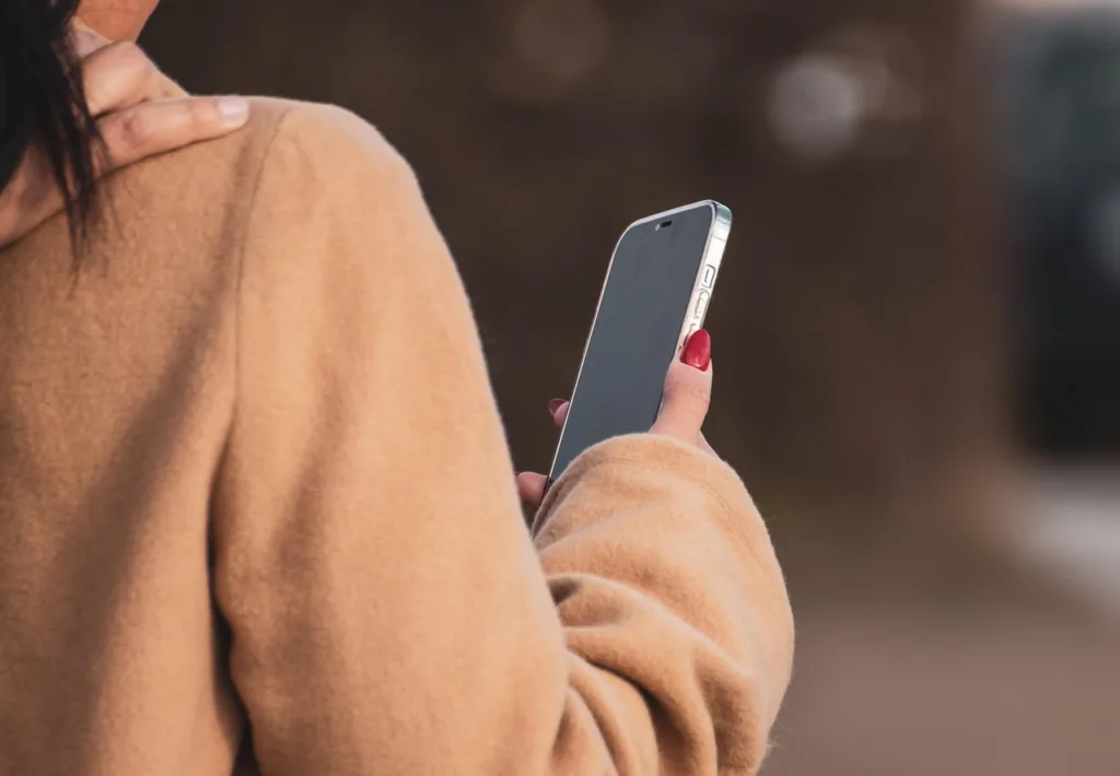 Mulher segura celular