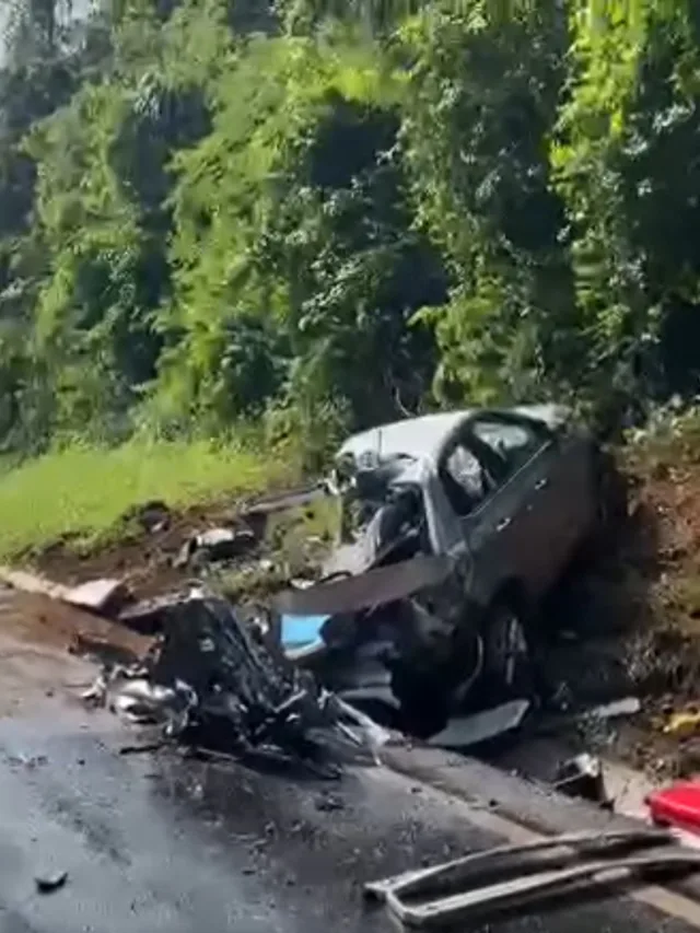 Grave acidente com 2 carros e caminhão deixa um pessoa morta e interdita BR-277
