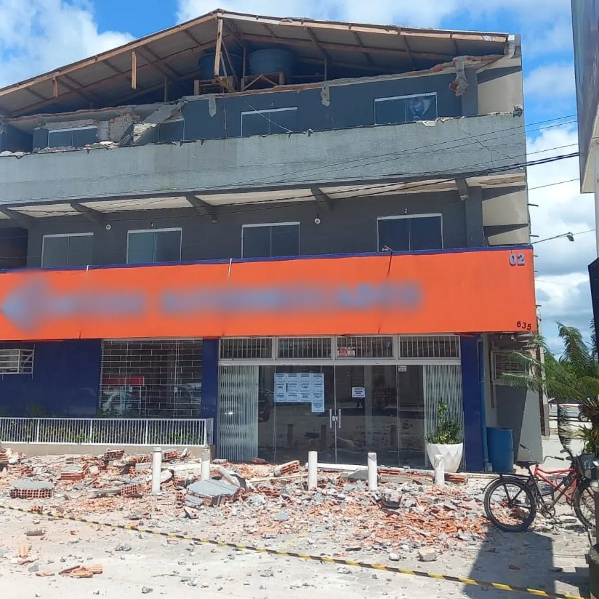 Varanda de supermercado desaba em Pontal do Paraná; cachorro é resgatado ferido