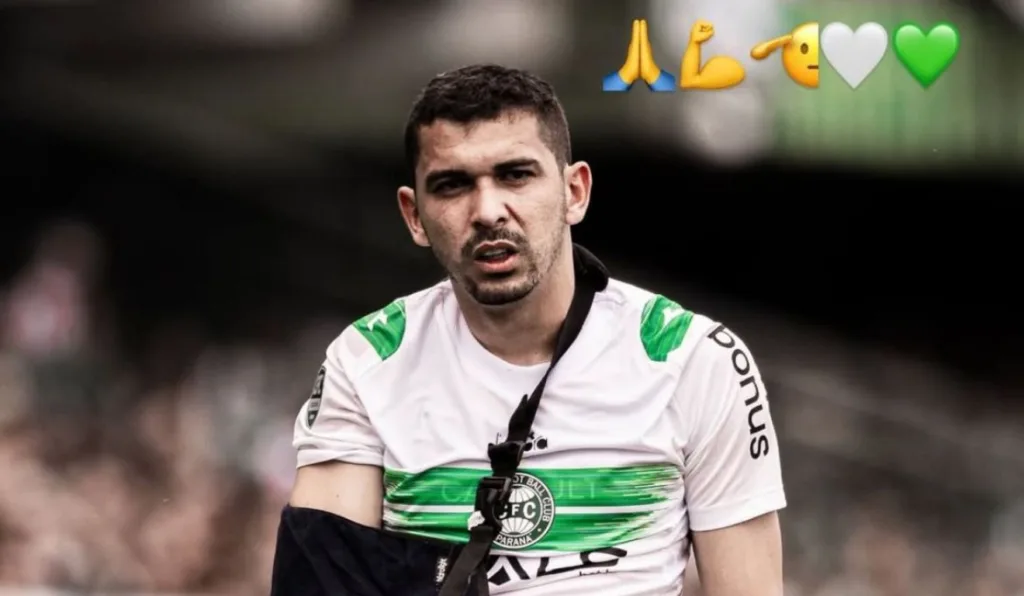 Bruno Melo saindo do clássico atletiba de tipoia