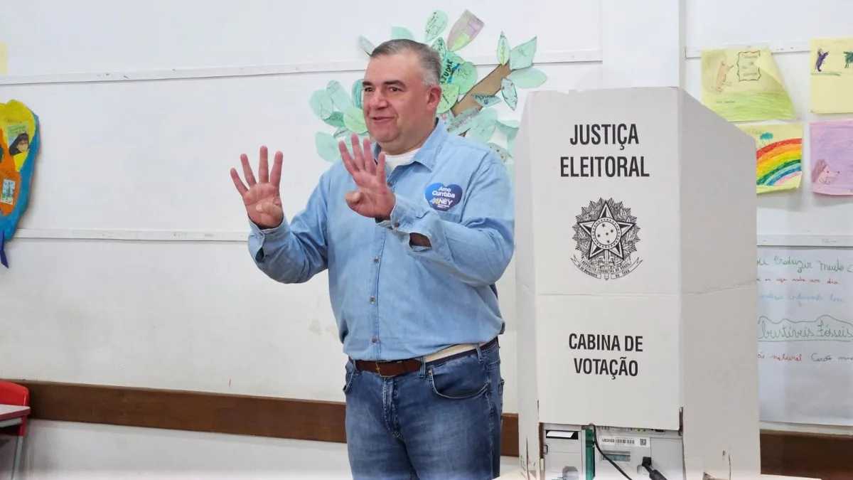 Ney Leprevost vota em escola no bairro Butiatuvinha, em Curitiba