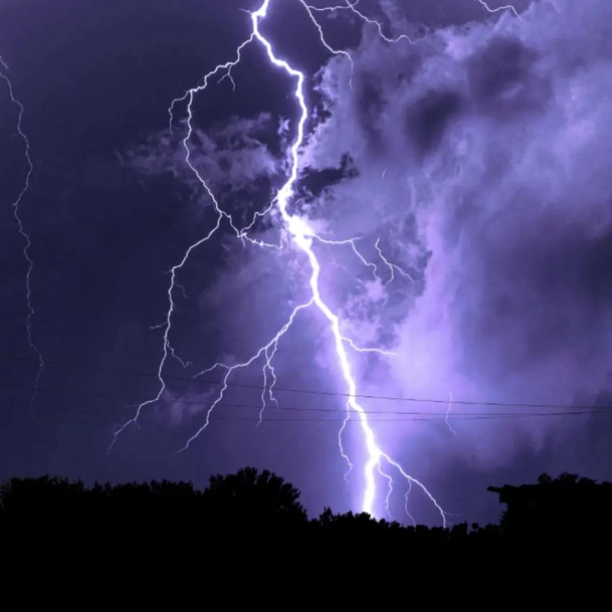 Raio atinge igreja e mata 14 fiéis durante culto; 34 pessoas ficaram feridas