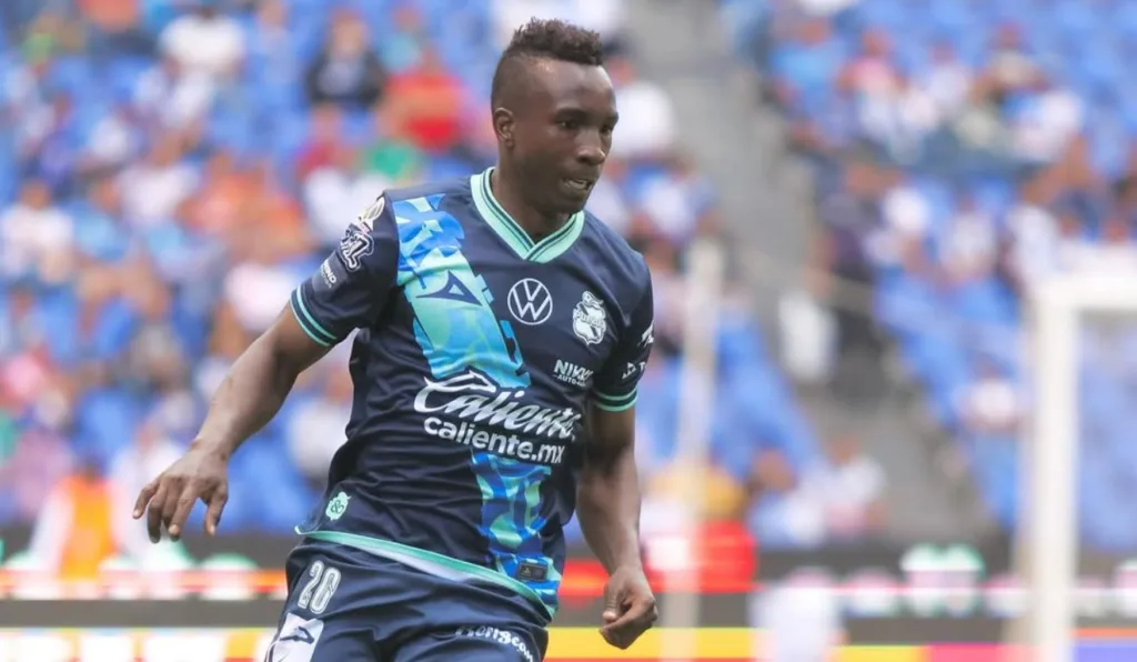 Kevin Velascos em campo pelo Puebla-MEX