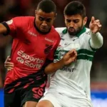 jogadores do coritiba e athletico durante uma partida