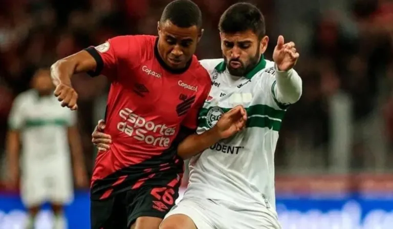 jogadores do coritiba e athletico durante uma partida