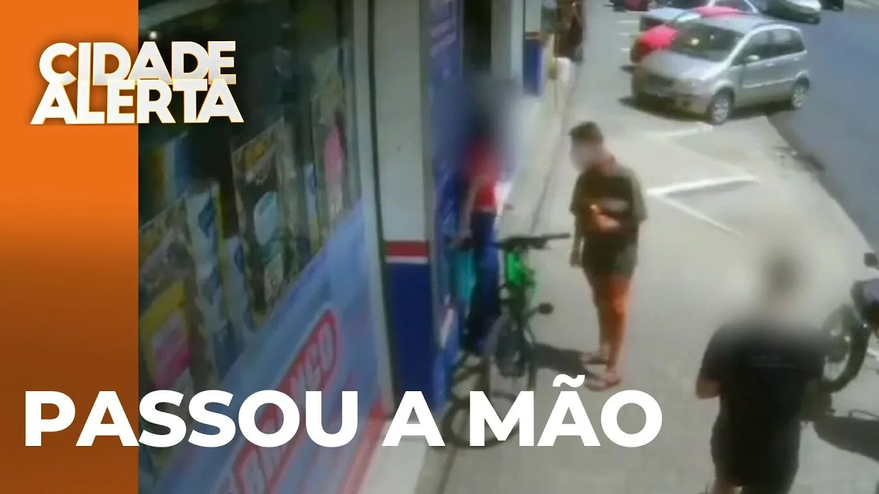 Homem é flagrado passando a mão nas partes íntimas de menina de 12 anos