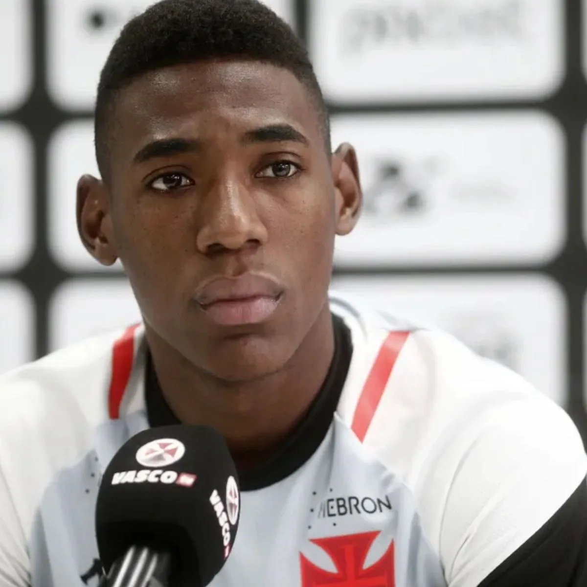 Athletico tenta negociar com Vasco pelo zagueiro Léo