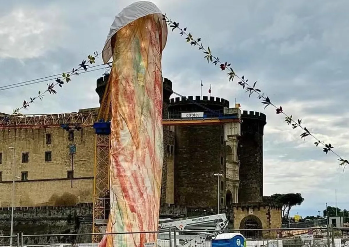 Monumento choca moradores e turistas em Nápoles