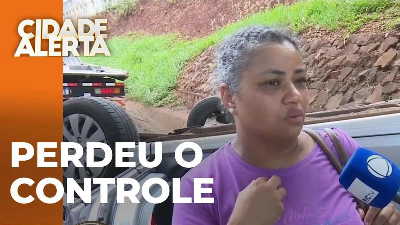 Mulher perde controle e cai com carro em viaduto
