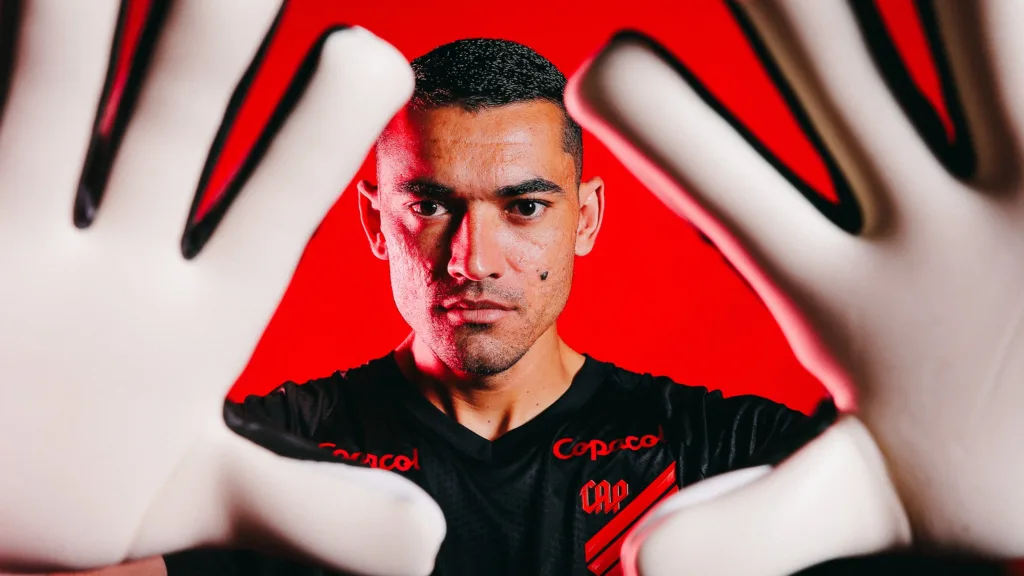 Santos, goleiro do Athletico.