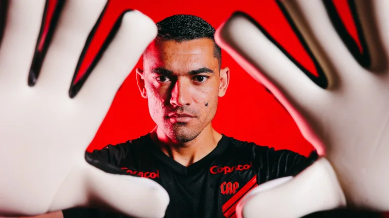 Santos, goleiro do Athletico.