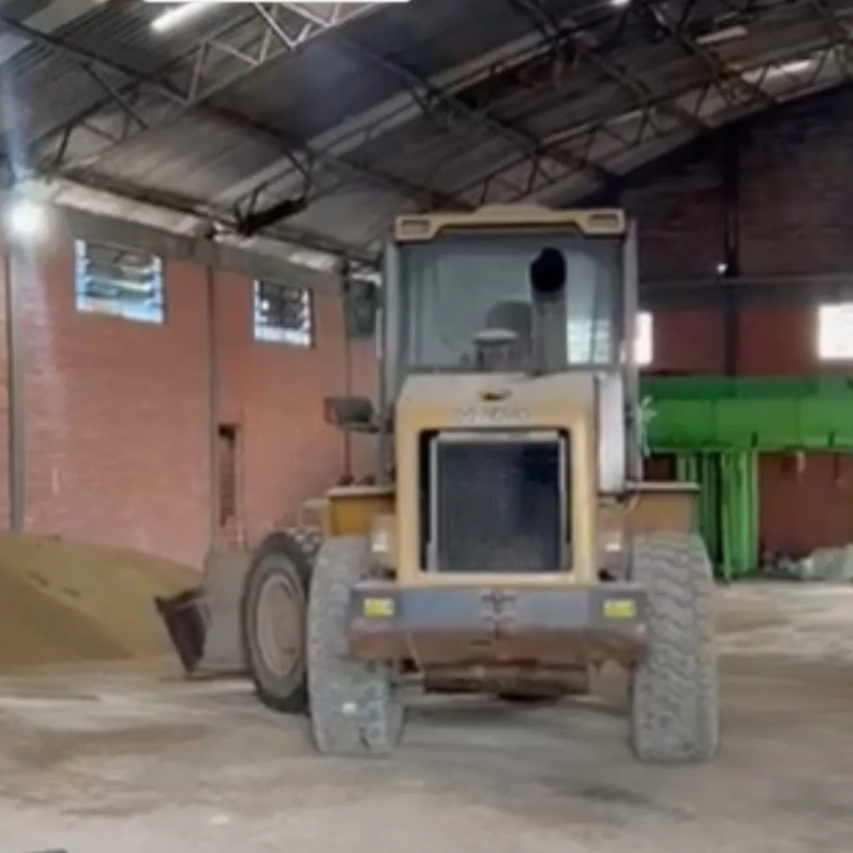 A Polícia Civil do Paraná (PCPR) prendeu em flagrante cinco pessoas por adulteração de fertilizantes em Araucária, na Região Metropolitana de Curitiba, na terça-feira (5). Um dos suspeitos também foi detido por corrupção ativa, após oferecer R$ 150 mil aos policiais para evitar a prisão.