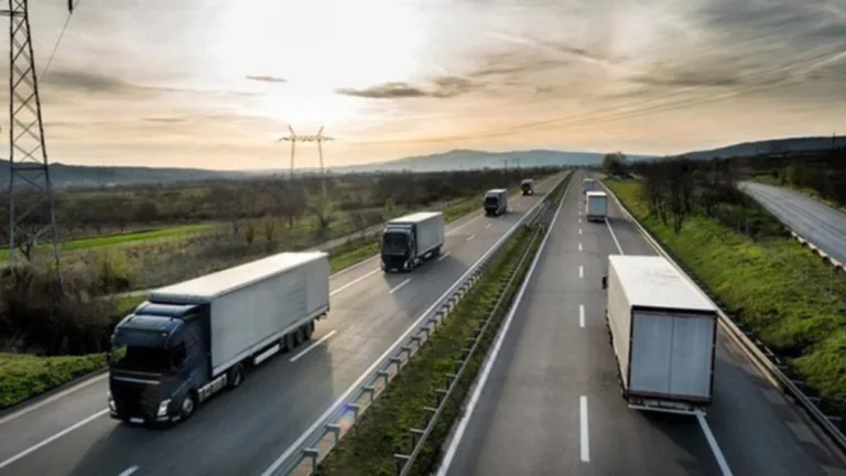 Uma decisão da Câmara de Comércio Exterior (Camex) do Ministério do Desenvolvimento, Indústria, Comércio e Serviços, que manteve a alíquota de imposto sobre a importação de pneus para ônibus e caminhões, agradou às associações do setor do transporte rodoviário. O órgão federal indeferiu, no dia 18 de setembro, a solicitação da Associação Nacional da Indústria de Pneumáticos (ANIP), que pretendia que o imposto sobre esses produtos subisse de 16% para 35%.