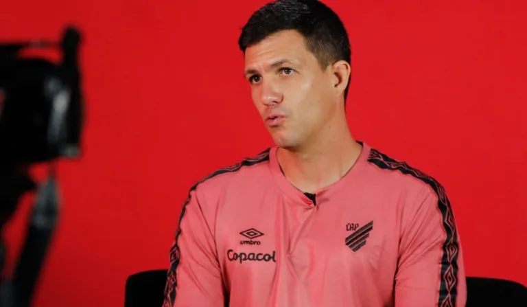 maurício barbieri, treinador do athletico, dando entrevista