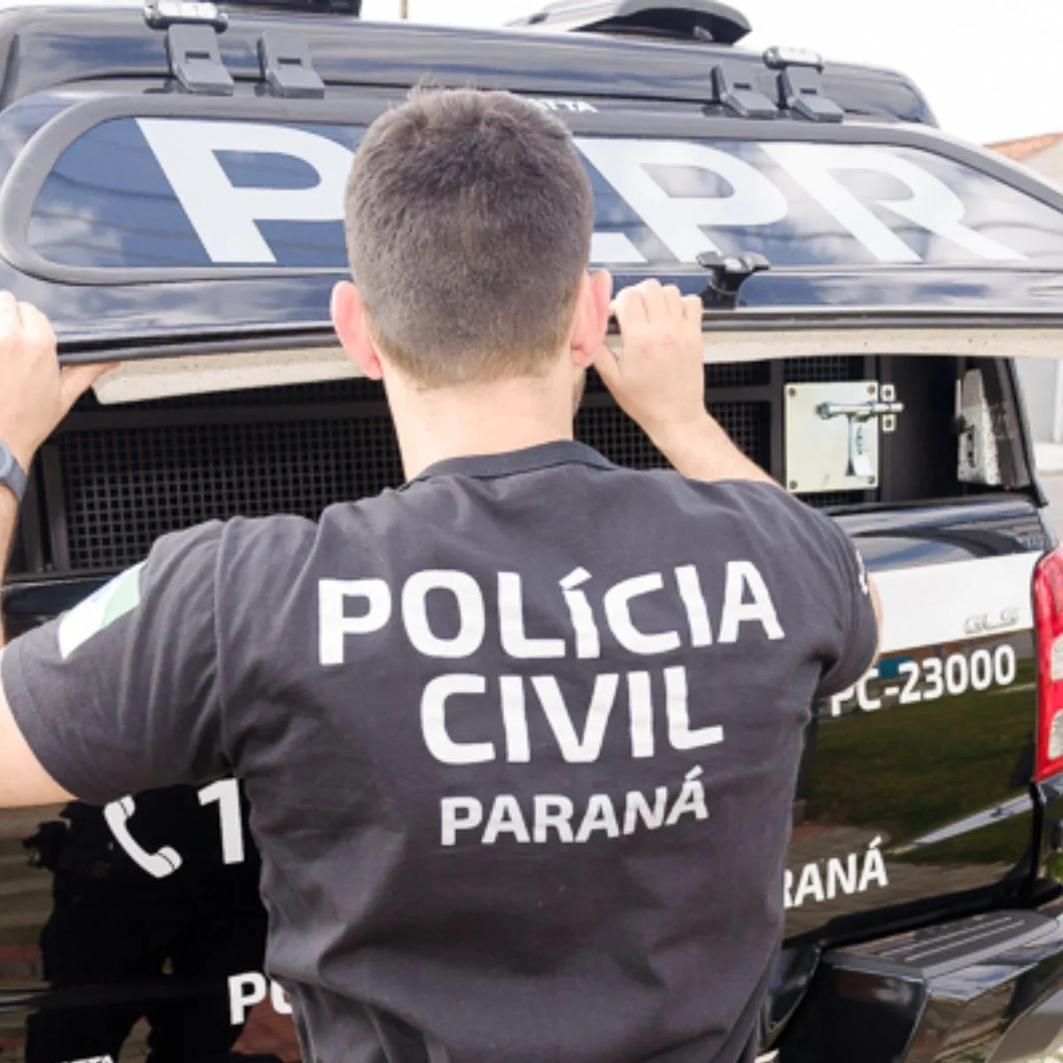 A Polícia Civil do Paraná (PCPR) prendeu um professor da rede municipal de ensino de Colombo, Região Metropolitana de Curitiba, investigado pela prática de estupro de vulnerável. Conforme a polícia, o homem, de 50 anos, que foi detido no domingo (29), é suspeito de assediar e abusar sexualmente de duas alunas