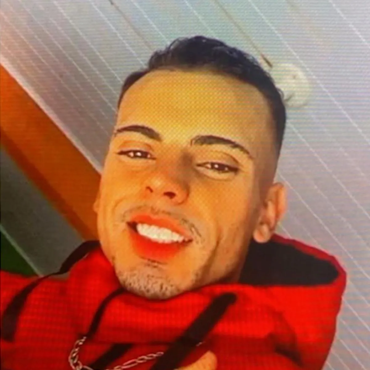 Jovem é encontrado morto após suspeitos darem "pistas" para familiares