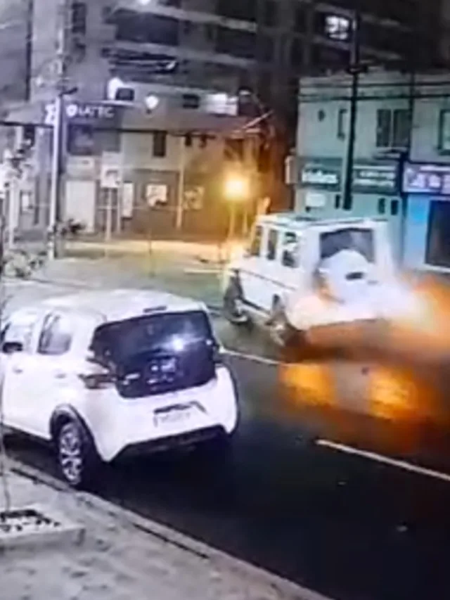 Carro de mais de R$ 2 milhões derruba postes, placa e atinge veículo no PR; vídeo