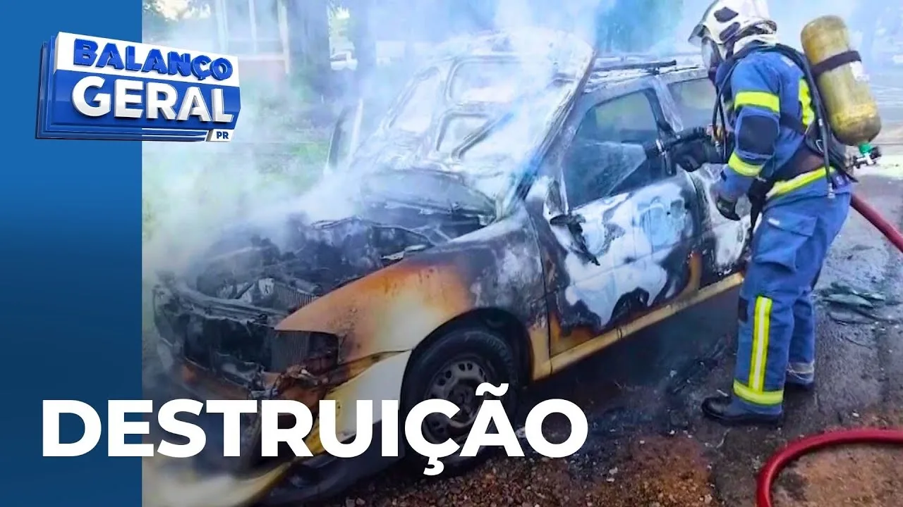 Carro pega fogo no meio da rua após mecânico testar o veículo em Maringá