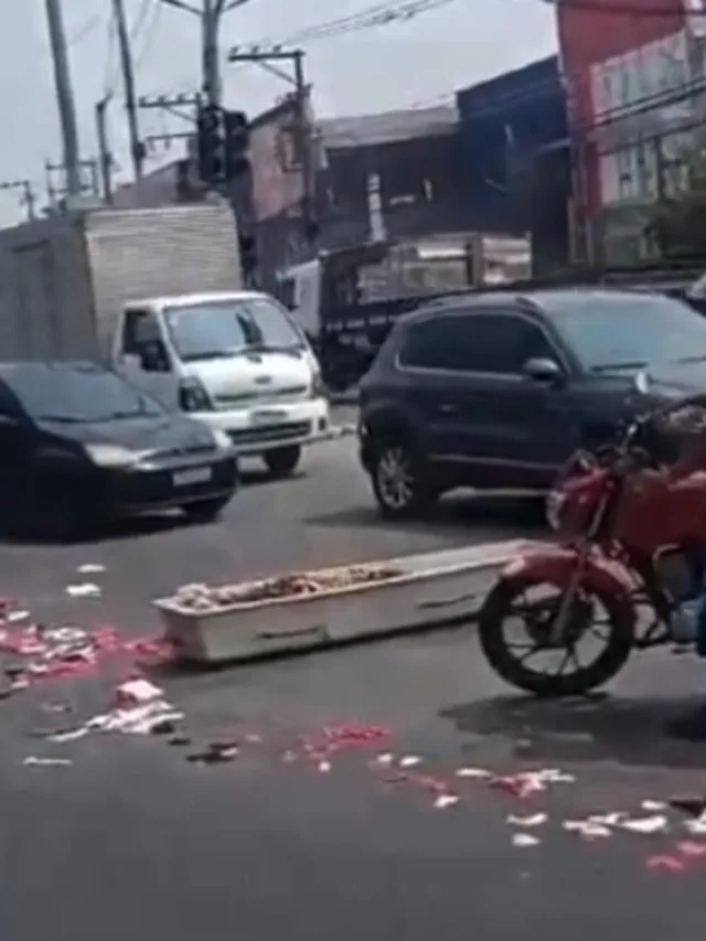Caixão fica no meio da rua após cair de carro funerário; veja o vídeo