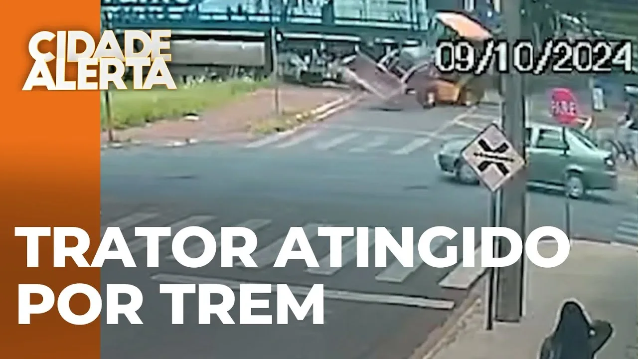 Trem acerta em cheio retroescavadeira em linha férrea