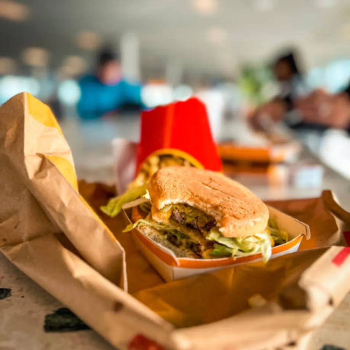 Surto bacterial em McDonald's hospitaliza 10 pessoas e mata uma