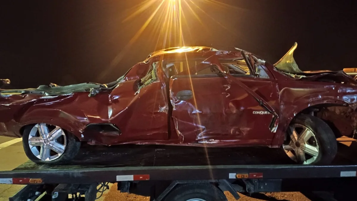 Carro fica destruído após acidente na BR-277