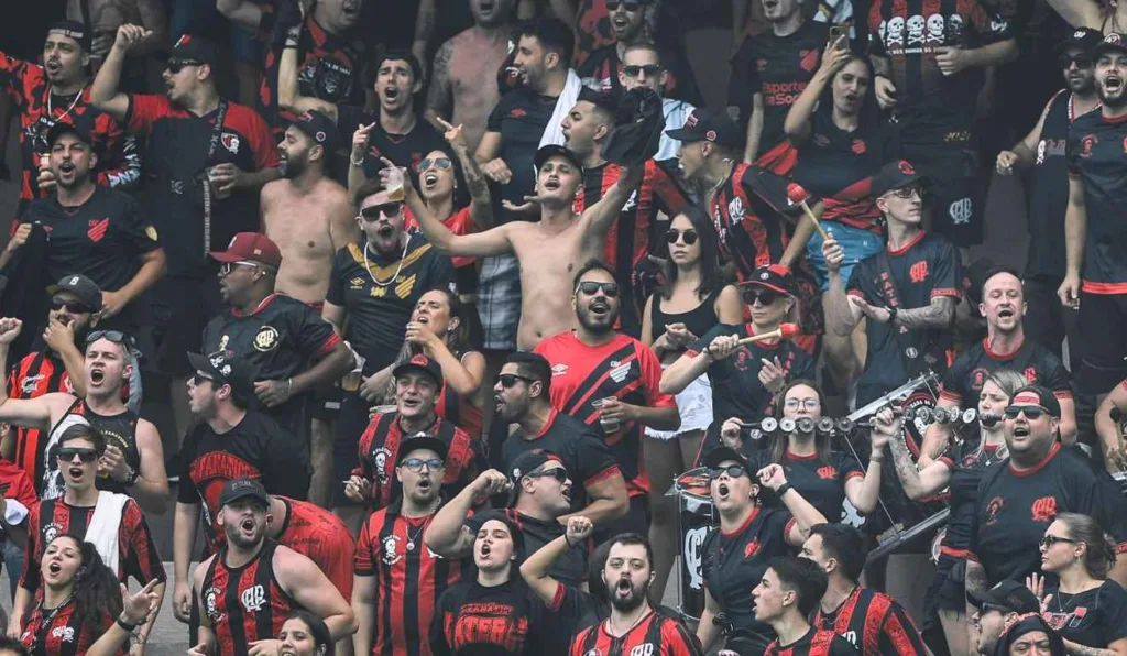 torcida do athletico em partida contra o coritiba