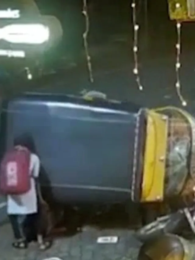 Jovem vê mãe ser atropelada e levanta veículo com as mãos para salvá-la; vídeo