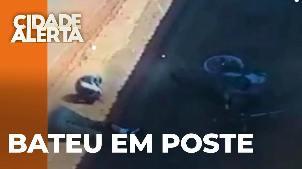 Motociclista perde controle e bate em um poste; câmera mostra o momento do acidente