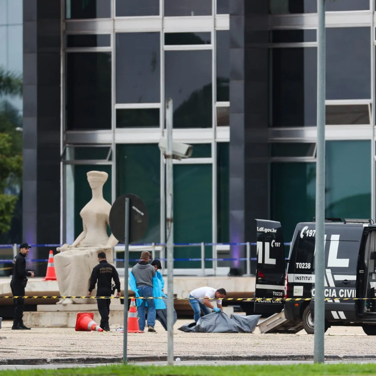 O diretor-geral da Polícia Federal, Andrei Passos, afirmou em entrevista coletiva nesta quinta-feira (14), que as explosões ocorridas na noite de quarta-feira (13), na Praça dos Três Poderes, em Brasília não configuram um "fato isolado, mas conectado com diversas ações que a Polícia Federal tem investigado".