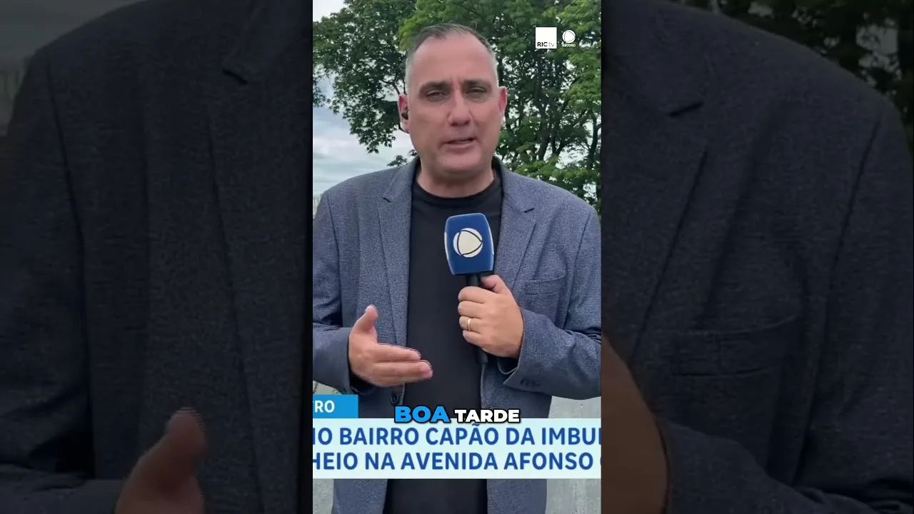 Situação crítica no bairro Capão da Imbuia; carro acerta moto em cheio, na avenida Afonso Camargo