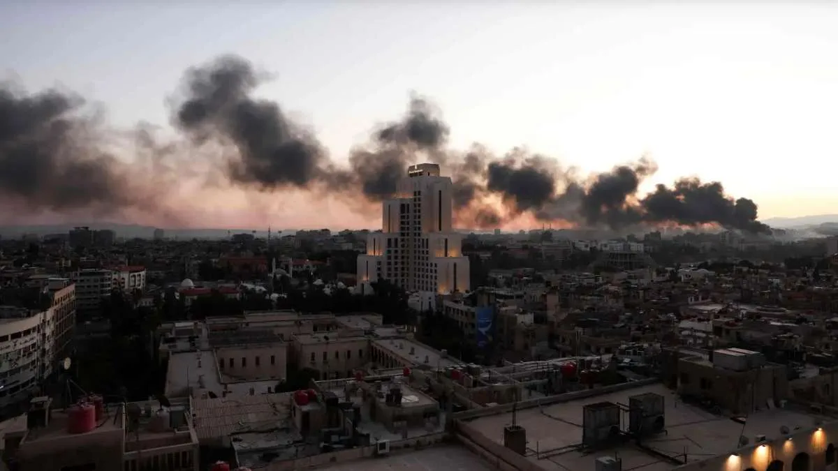 Israel realiza ataques aéreos na Síria e tropas avançam para Damasco