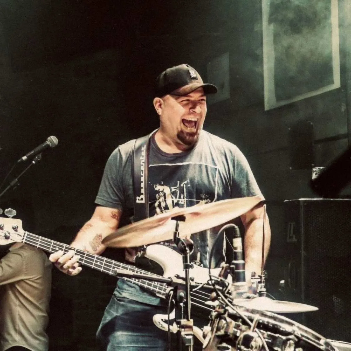 Mingau, do Ultraje a Rigor, recebe alta um ano após ser baleado na cabeça