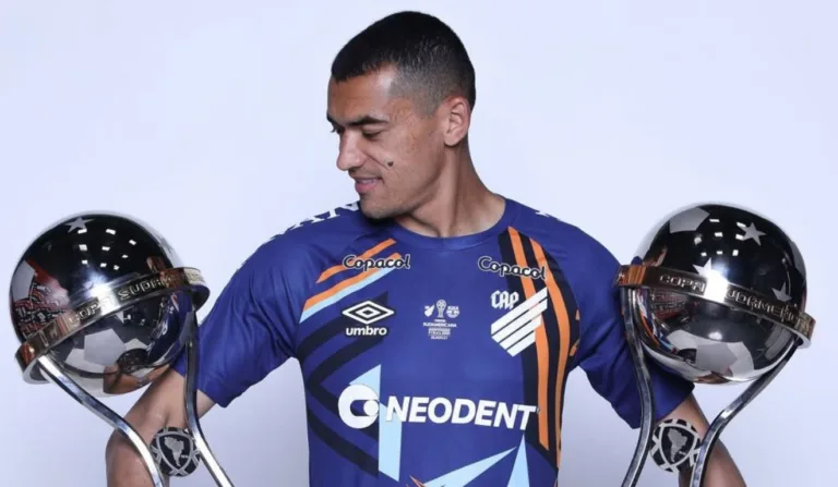 Goleiro Santos segurando duas taças Sulamericana