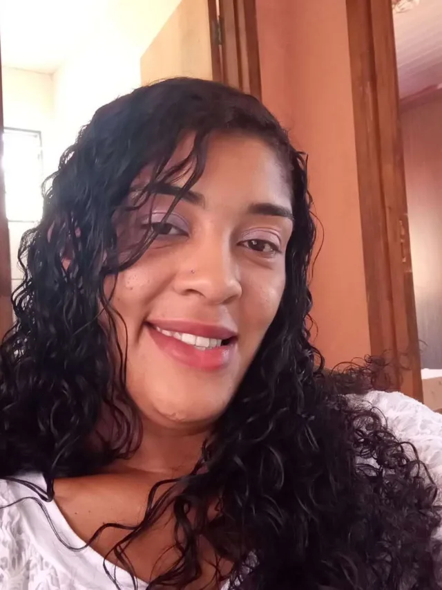 Mulher morta banheiro