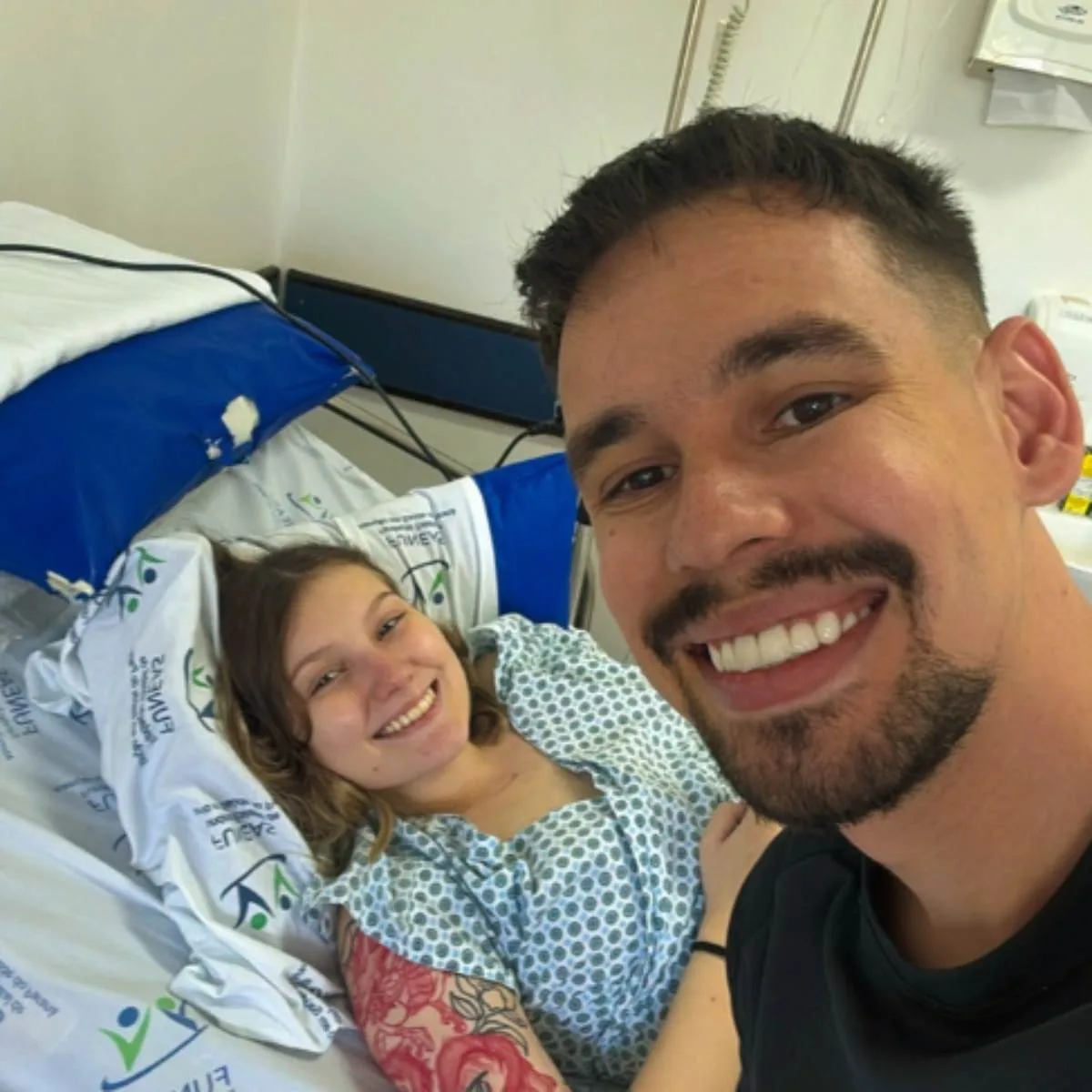 Isabel Veloso e o marido compartilharam fotos após o parto nas redes sociais