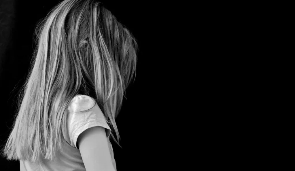 Criança de costa triste