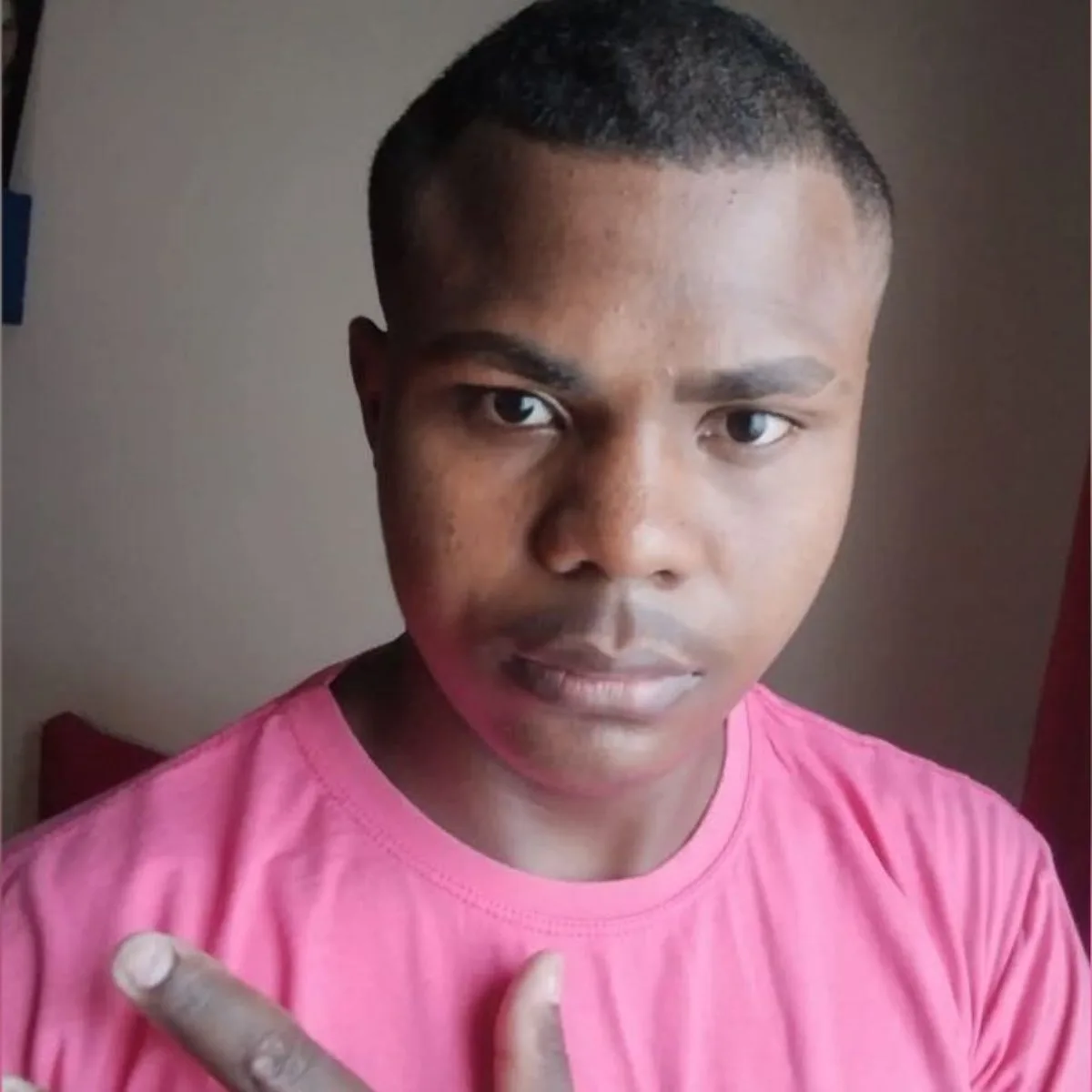 Jovem morre em queda de moto após ser atingido por carro: "Menino trabalhador"