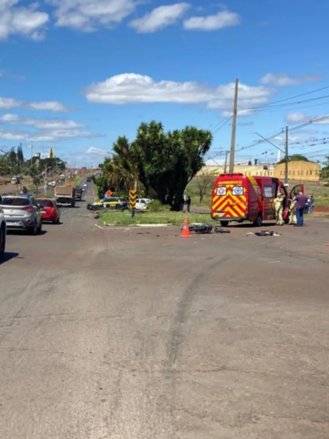 A Polícia Militar do Paraná (PMPR) prendeu quatro suspeitos de agir como batedores para o homem que provocou um acidente de trânsito, causando a morte de um adolescente, quando fugia da Polícia Rodoviária Federal (PRF), em Londrina, no norte do Paraná. Os presos estavam em dois carros, que foram parados pelos policiais na PR-537, entre as cidades de Bela Vista do Paraíso e Florestópolis, a cerca de 70 quilômetros do local do acidente.