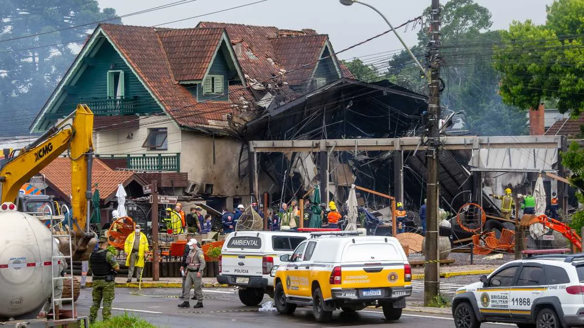 avião cai gramado e deixa 10 mortos