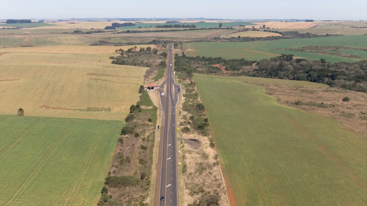 O Governo do Paraná leiloa na quinta-feira (19), às 11h30, na Bolsa de Valores de São Paulo, o maior lote do Sistema Integrado de Rodovias do Paraná. Após três leilões de rodovias, agora será leiloado o Lote 6 do sistema, que finaliza a concessão da BR-277, o principal eixo rodoviário do estado. Para este lote, composto por estaduais e federais, o edital da Agência Nacional de Transportes Terrestres (ANTT) prevê tarifa básica máxima de pedágio para disputa de R$ 0,17578/km.