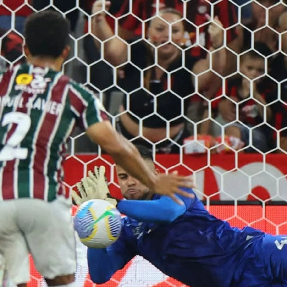 Athletico e Fluminense em campo