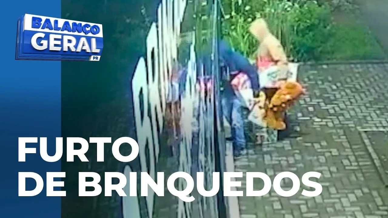 Pelo vão da porta, criminosos arrombam loja de brinquedos e fazem a limpa no estoque