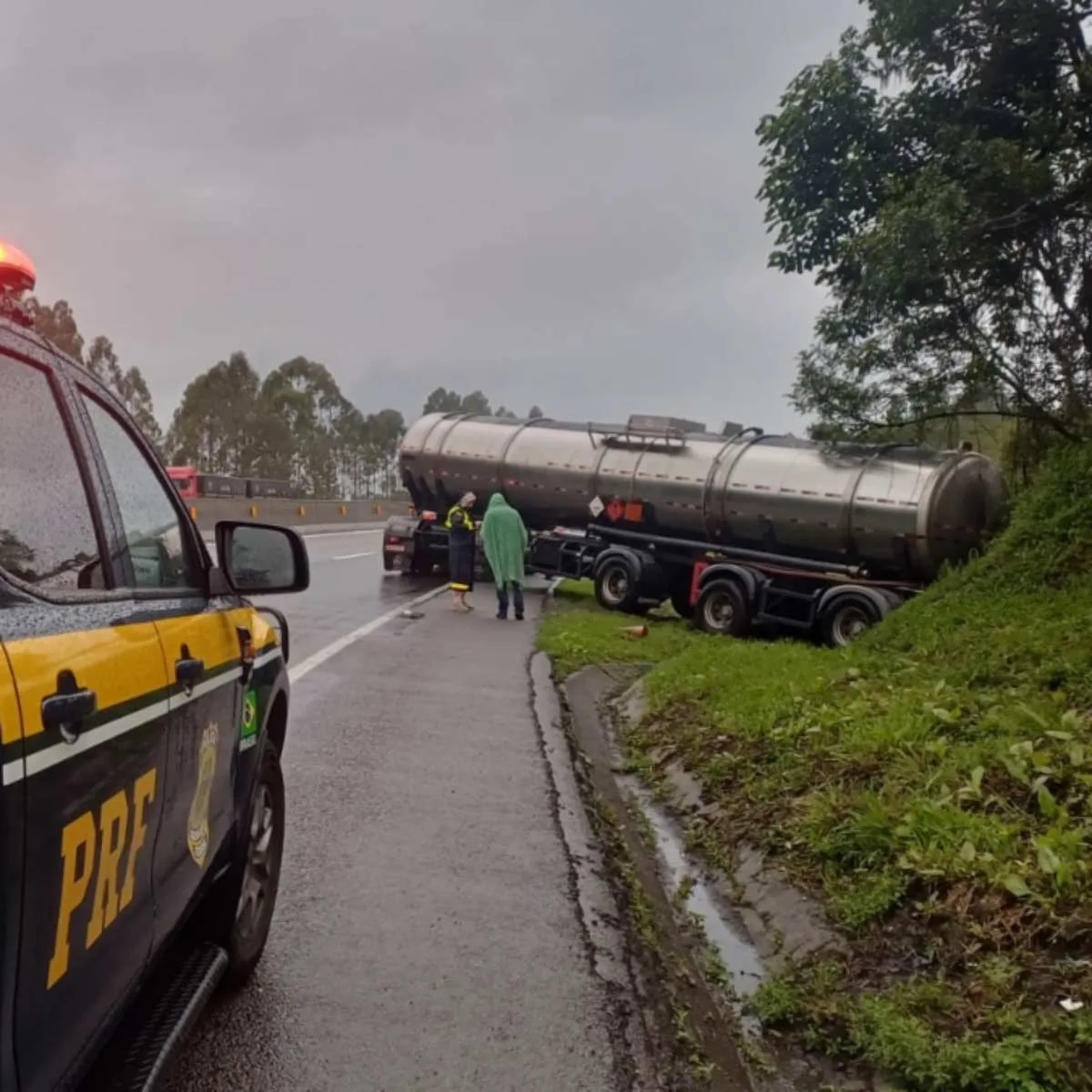 Acidente entre caminhão-tanque e carro termina com 2 mortos na BR-277