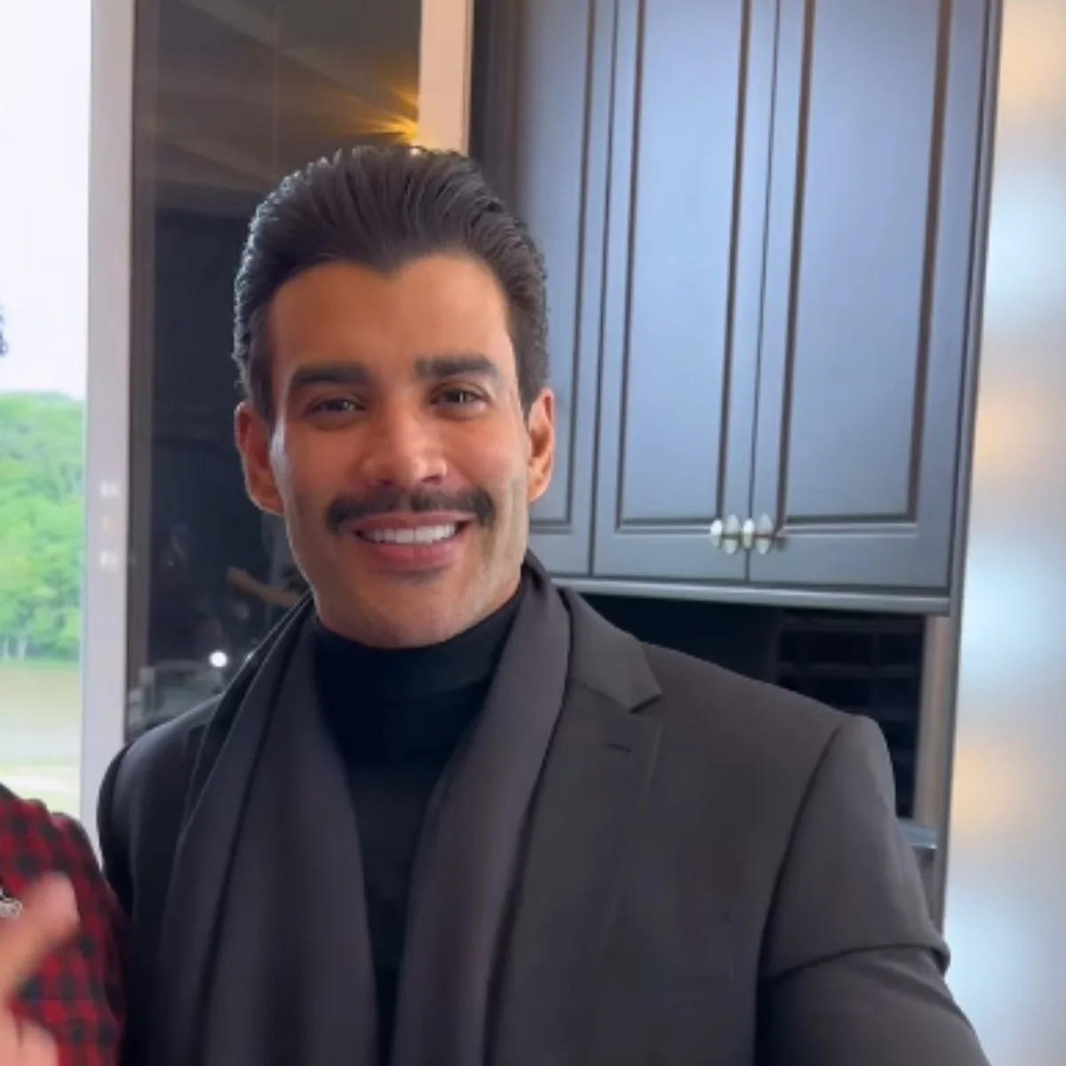 Gusttavo Lima muda visual e é comparado com dono de hit “Caneta Azul”