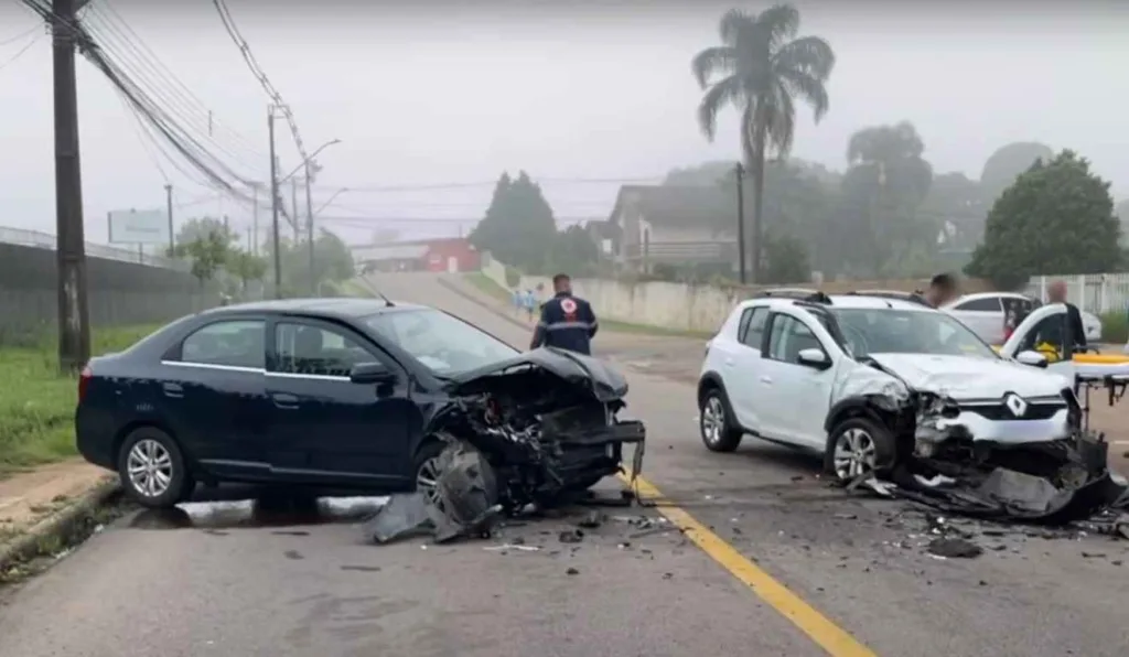 Os dois carros envolvidos ficaram com a parte da frente totalmente destruída após acidente em Curitiba