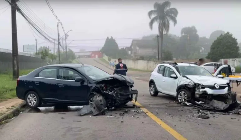 Os dois carros envolvidos ficaram com a parte da frente totalmente destruída após acidente em Curitiba