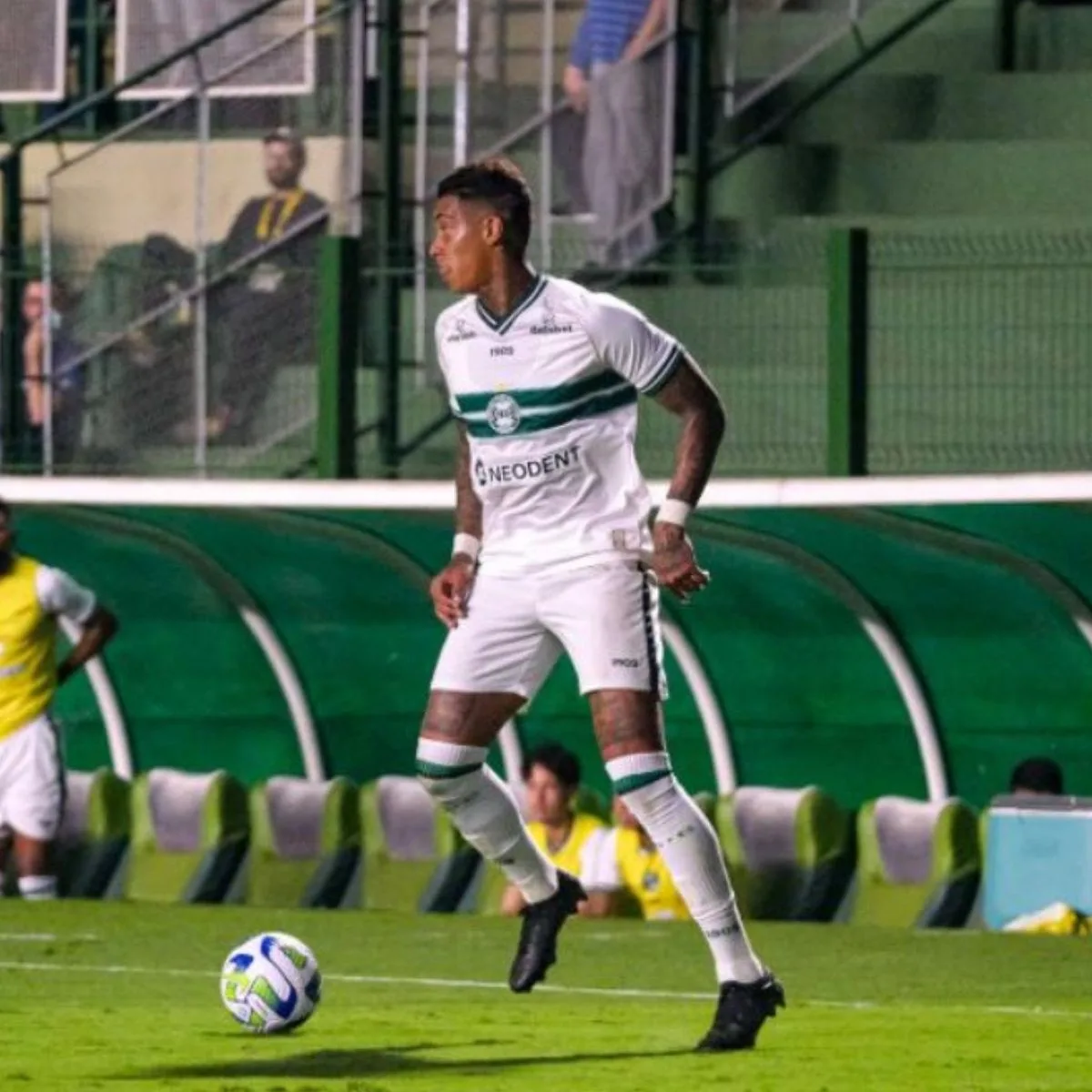 Alef Manga defendendo o Coritiba