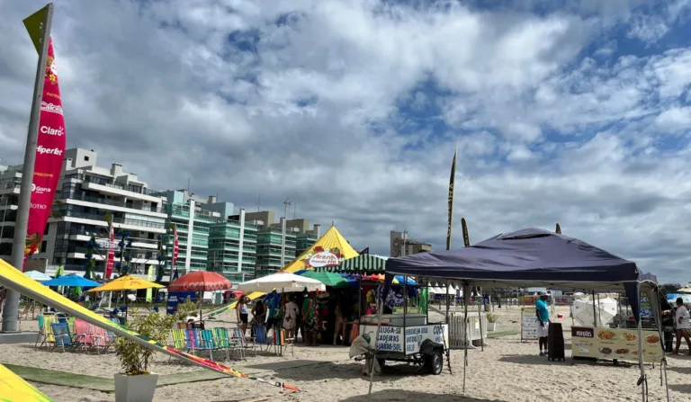 barracas de comerciantes na praia